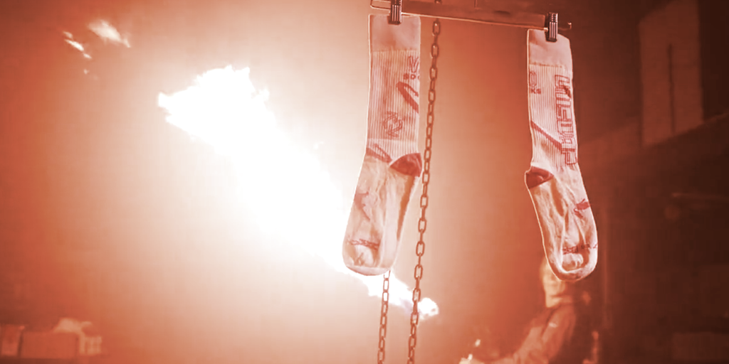 SOCKS on Fire: PleasrDAO برای سوزاندن توکن های Unisocks، جوراب های واقعی نیز