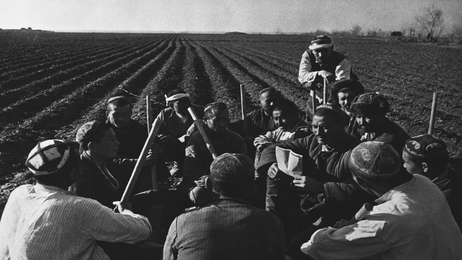 Uzbek peasants discuss hard forking, 1935. PHOTO CREDIT: Shutterstock. 