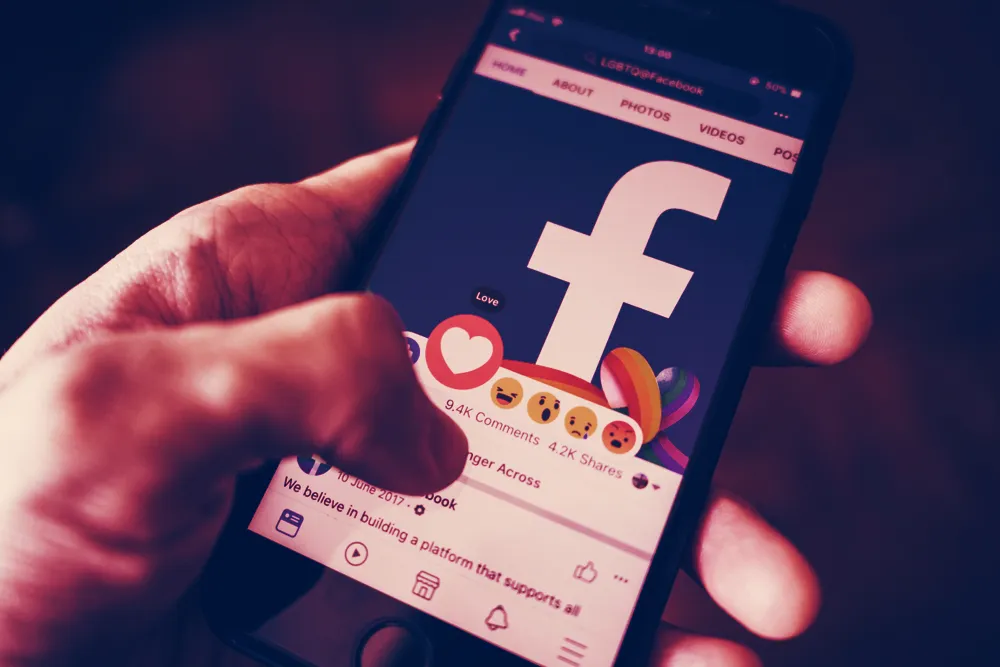 Facebook ha tenido algunos contratiempos para mantener el control de sus datos. Imagen: Shutterstock.