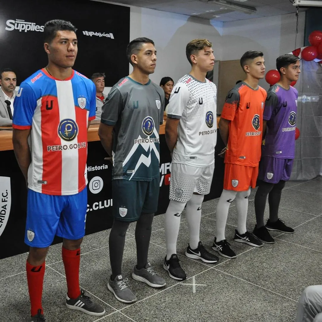 Nuevo uniforme del club de fútbol Estudiantes de Mérida con el logotipo del Petro