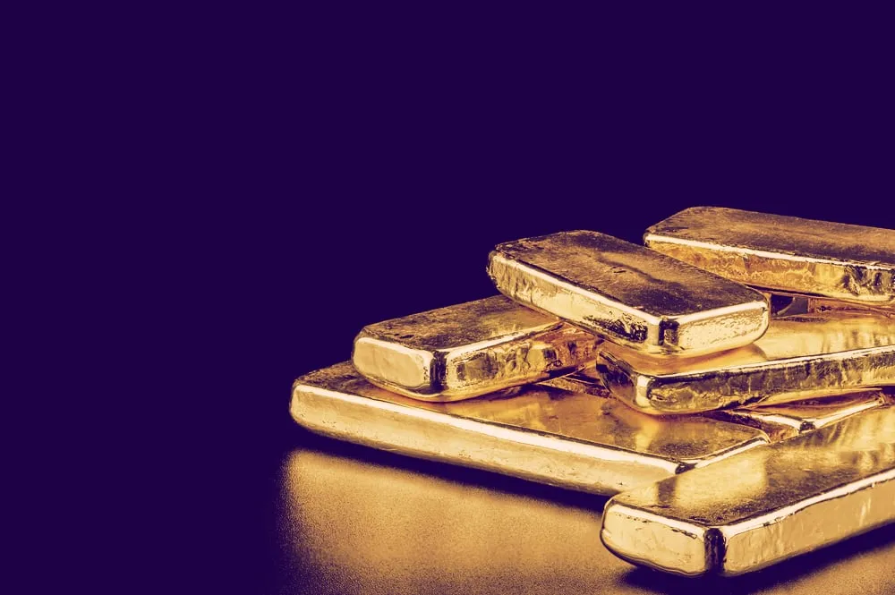 Looking at the price of gold. Image: Shutterstock.