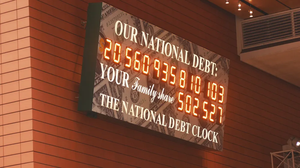 Los contadores llevan la cuenta de la deuda nacional de los Estados Unidos. Imagen: Shutterstock.
