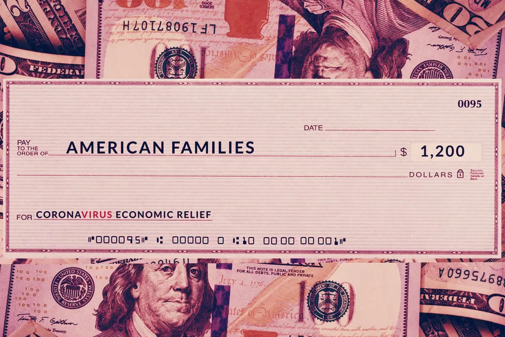 Los adultos estadounidenses han recibido un cheque de 1.000 dólares. Pero algunos no lo utilizan para pagar el alquiler. Imagen: Shutterstock.