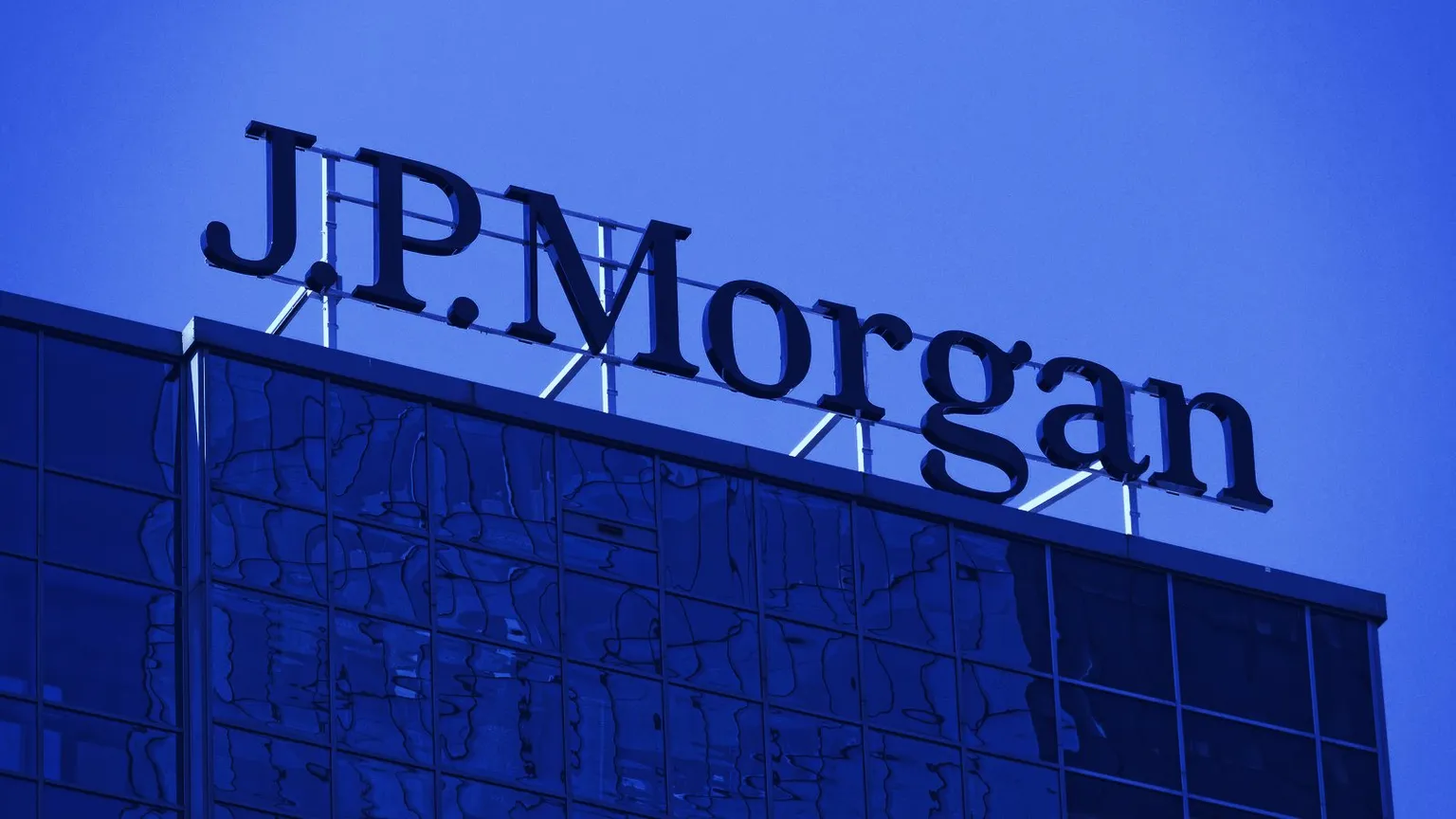 La subsidiaria de JP Morgan ha devuelto el dinero a los inversores después de que les cobrara de más por la compra de criptomonedas. Imagen: Shutterstock
