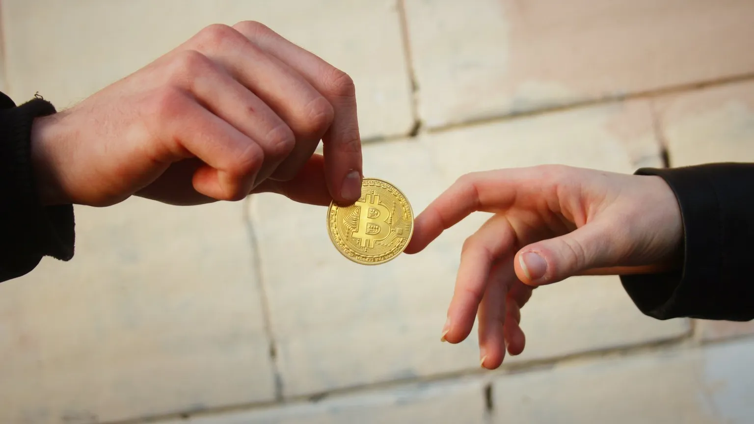 El coste medio de una sola transacción de Bitcoin se ha desplomado desde los altos niveles que siguieron al halving de Bitcoin. Imagen: Shutterstock