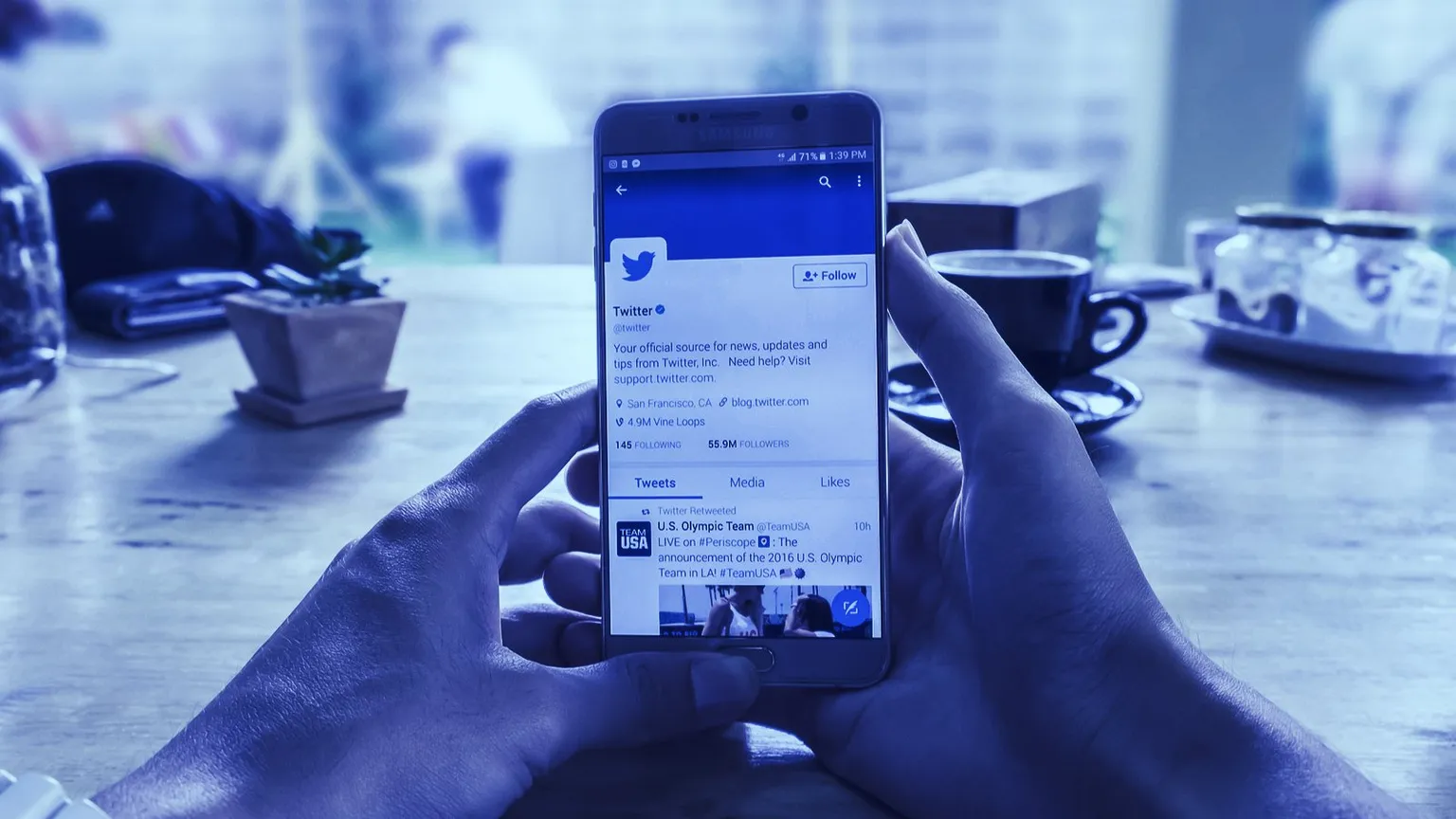 Twitter restores Zero Hedge account after  ban. Image: Shutterstock