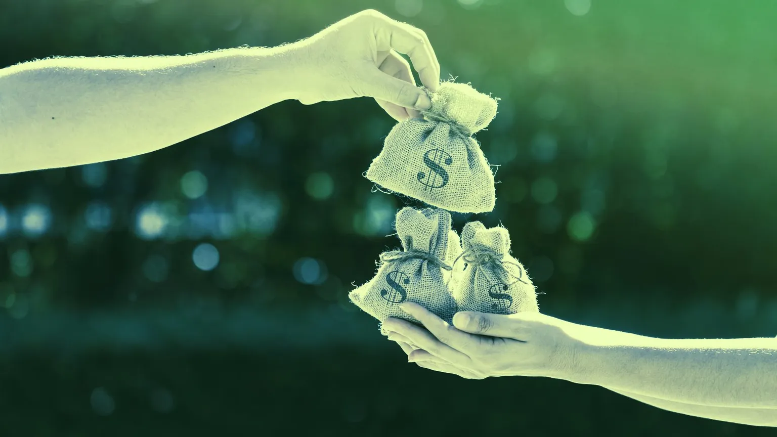 El dinero cambia de manos todo el tiempo en la criptomoneda. Imagen: Shutterstock