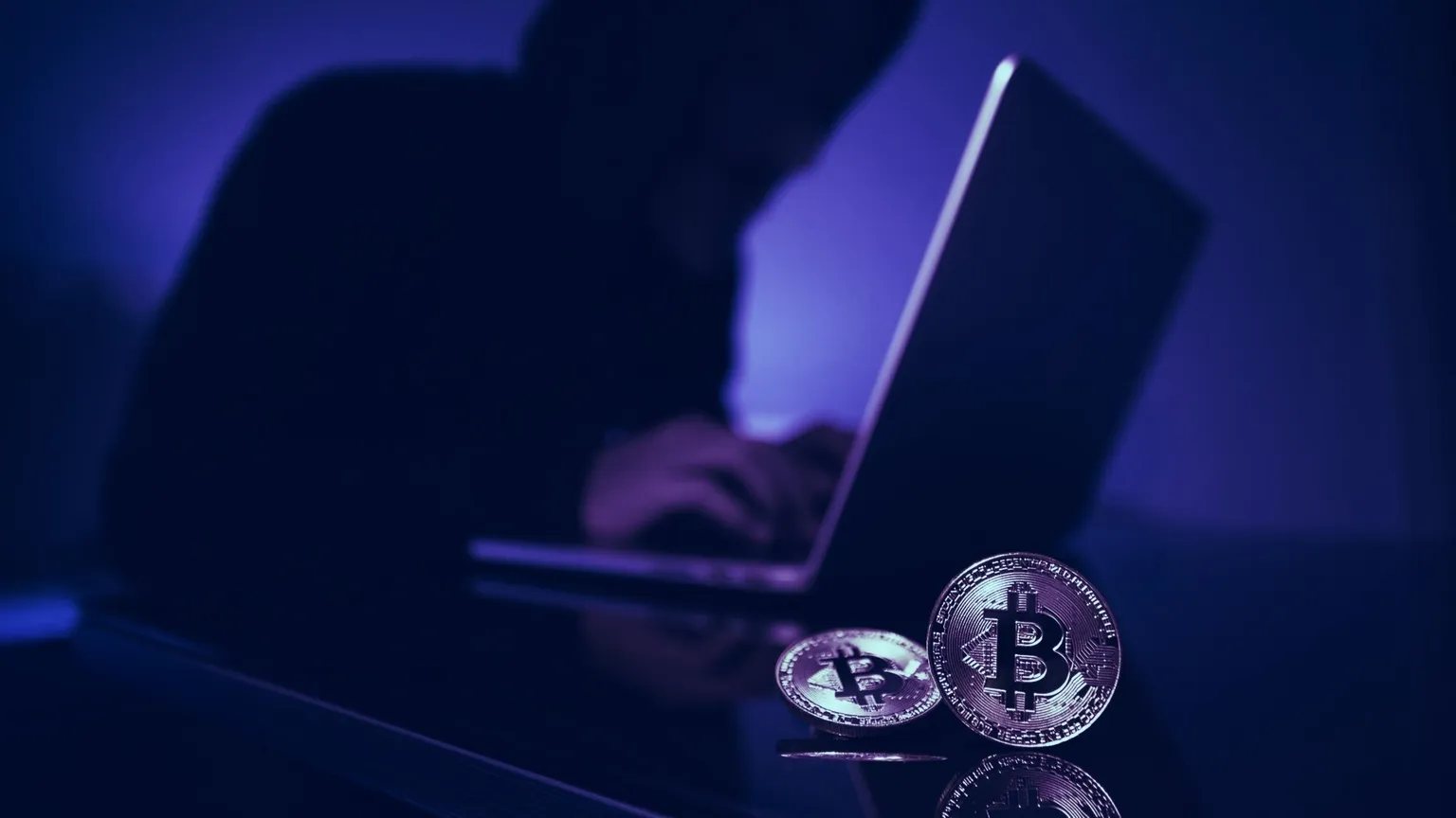 Hacker de Bitcoins con laptop. Imagen: shutterstock