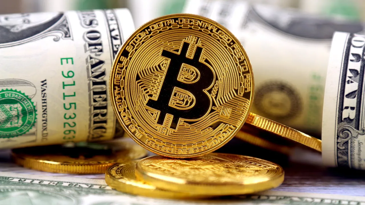 Bitcoin cerca de rollos de billetes