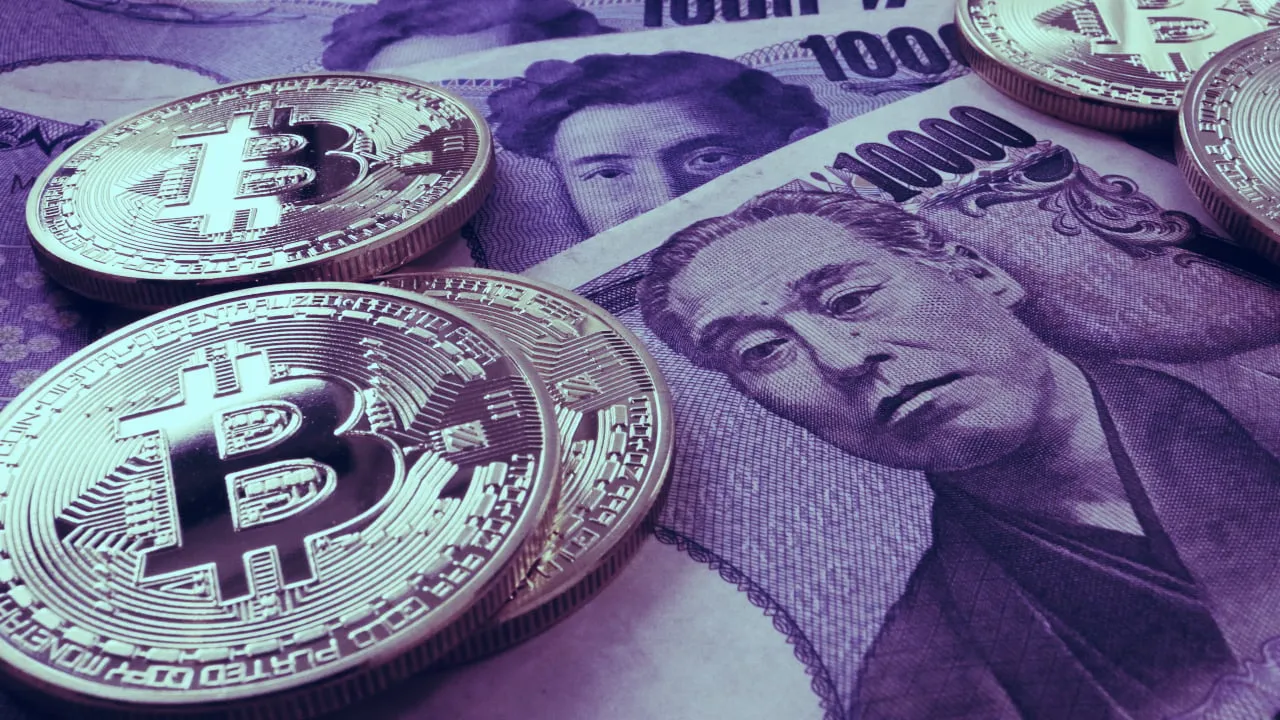 Monedas de Bitcoin y Yenes. Imagen: Shutterstock