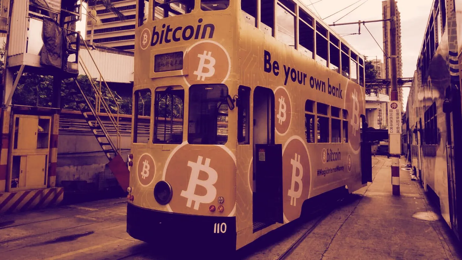 Los tranvías con publicidad de Bitcoin desfilarán por Hong Kong. Imagen: BAHK