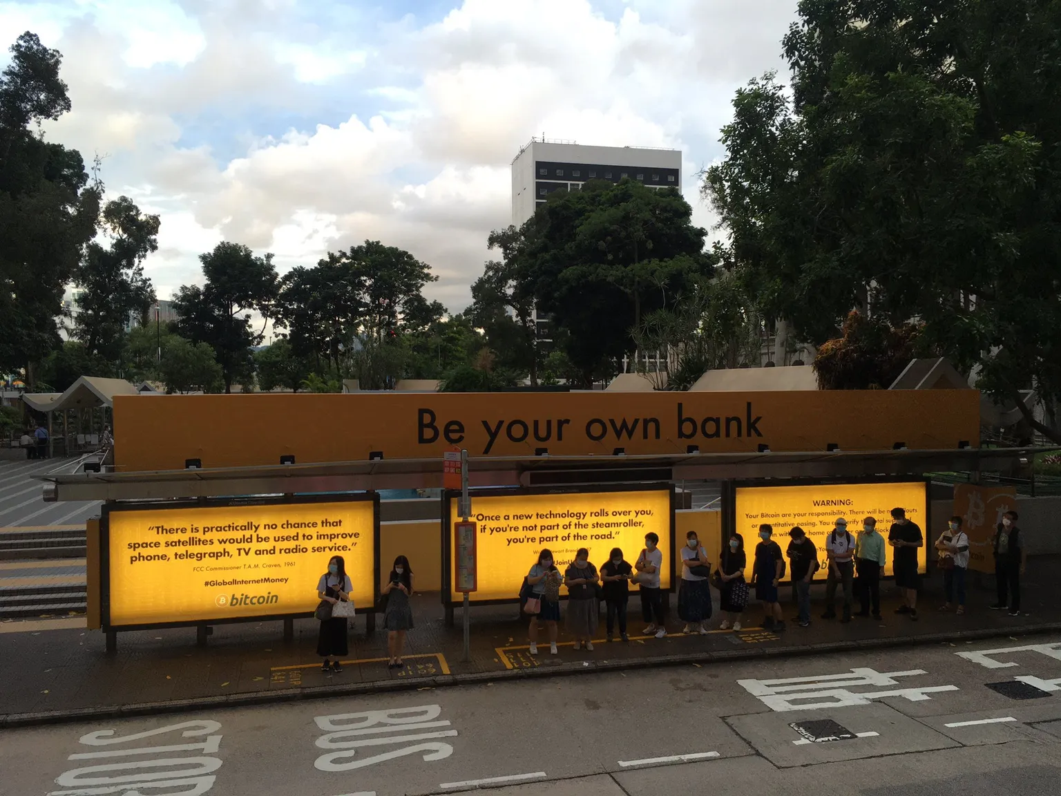 Anuncios de Bitcoin en el distrito bancario de Hong Kong. Imagen: BAHK