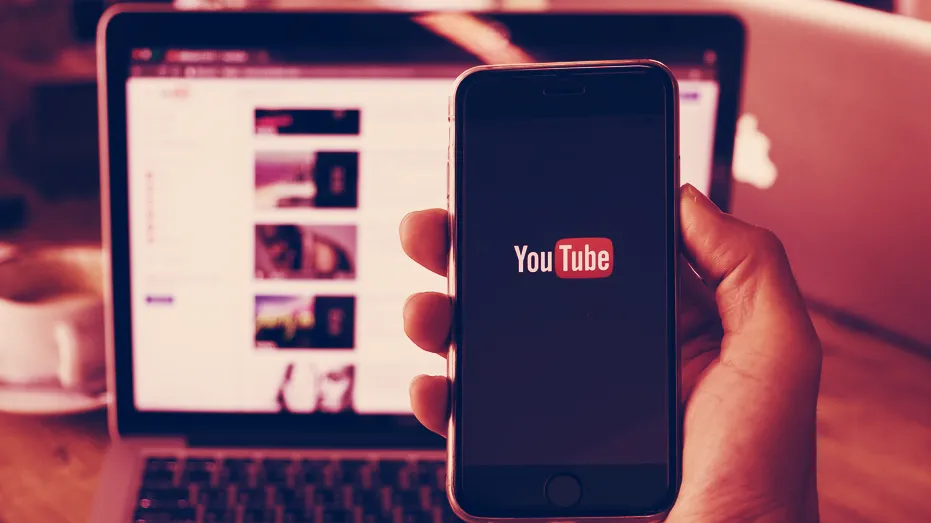 YouTube ha baneado a un popular influencer de Bitcoin. Imagen: Shutterstock.