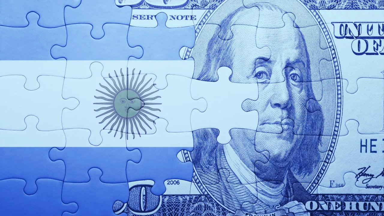 Los dólares americanos tienen una gran demanda en Argentina. Imagen: Shutterstock
