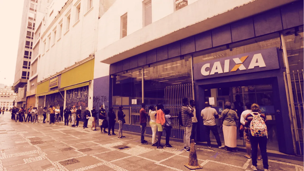 Cola para acceder a un banco en Brasil. Image: Shutterstock