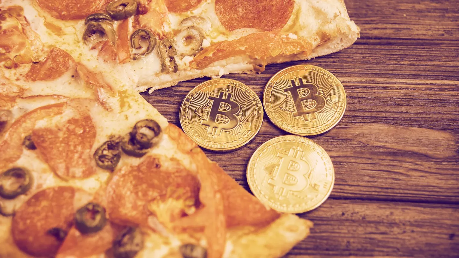Bitcoin y pizza. Imagen: Shutterstock