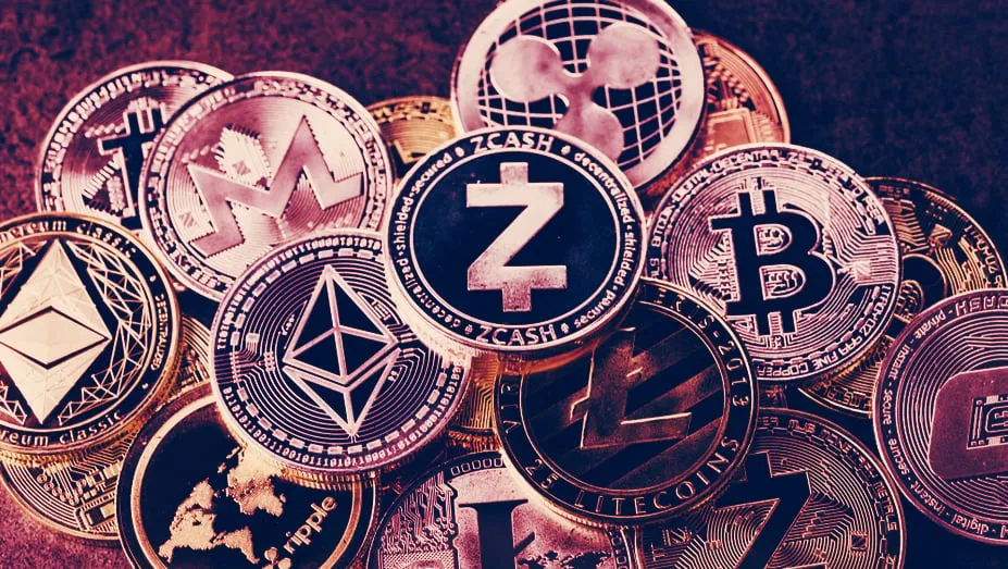 Varias monedas físicas con logos de altcoins. Imagen: Shutterstock