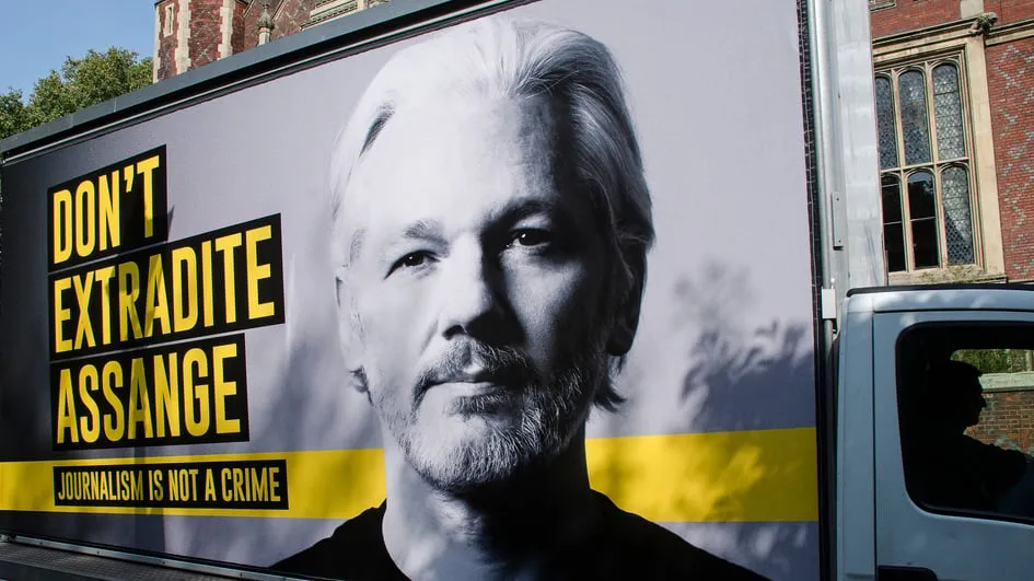 Cartel de cofundador de Wikileaks, Julian Assange. Imagen: Shutterstock.