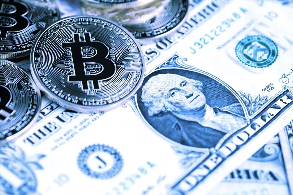 Bitcoin y USD. Imagen: Shutterstock