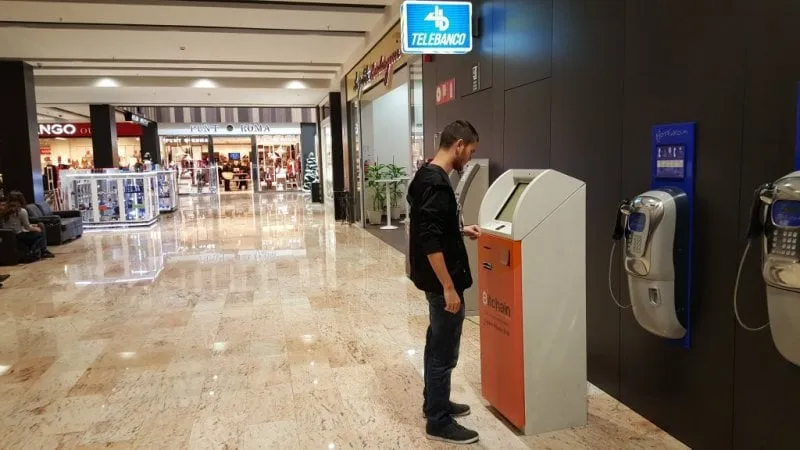 Colombiano comprando Bitcoins en un ATM de Colombia