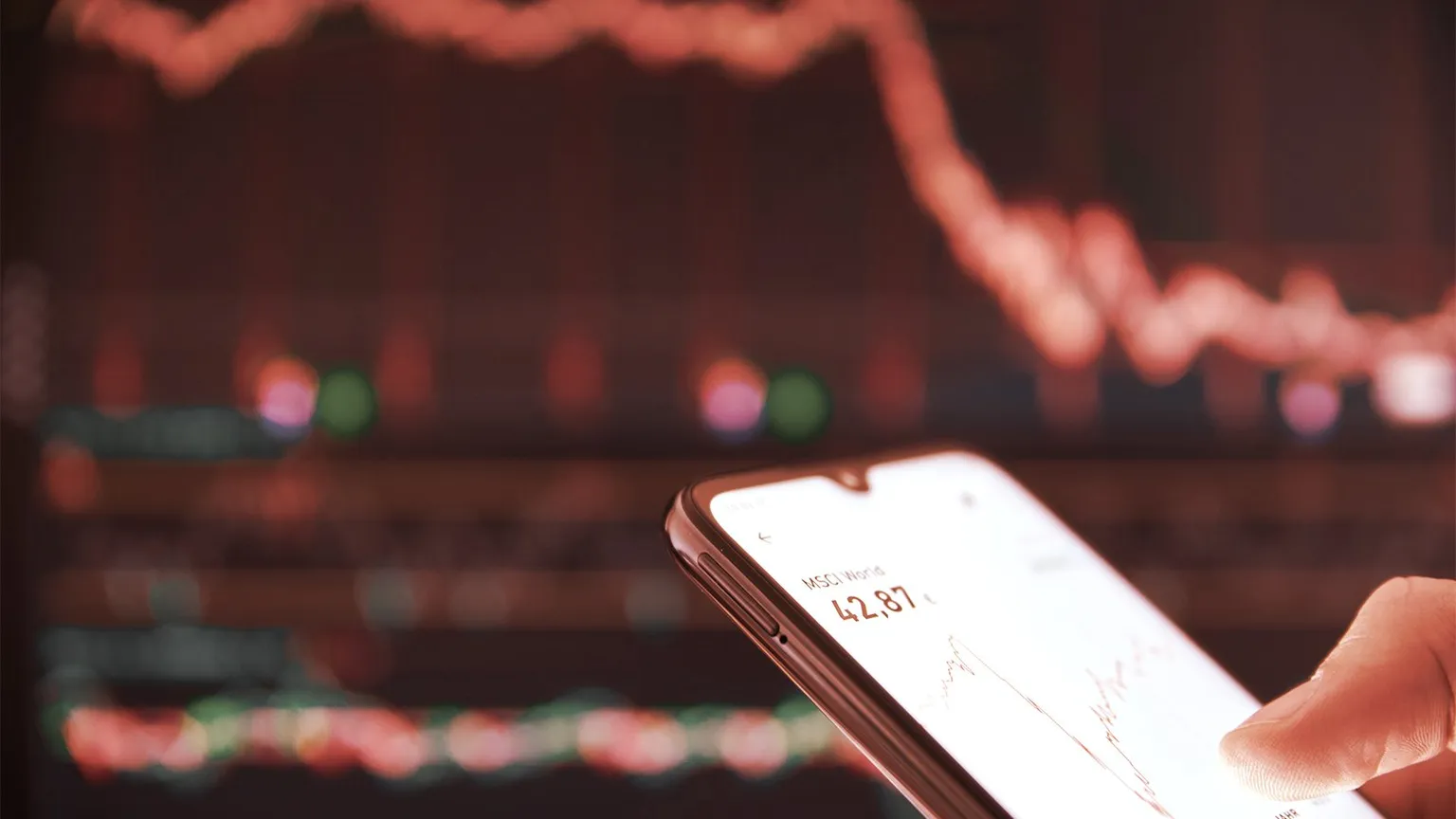 Inversor analizando inversiones en bolsa en un smartphone. IMAGE: Shutterstock.