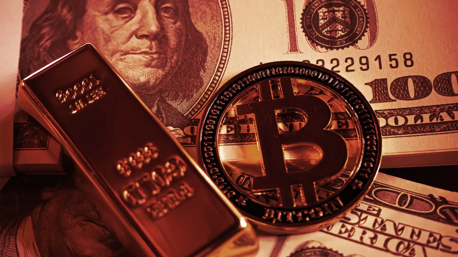 Moneda digital bitcoin y lingote de oro Colocados sobre un dólar estadounidense