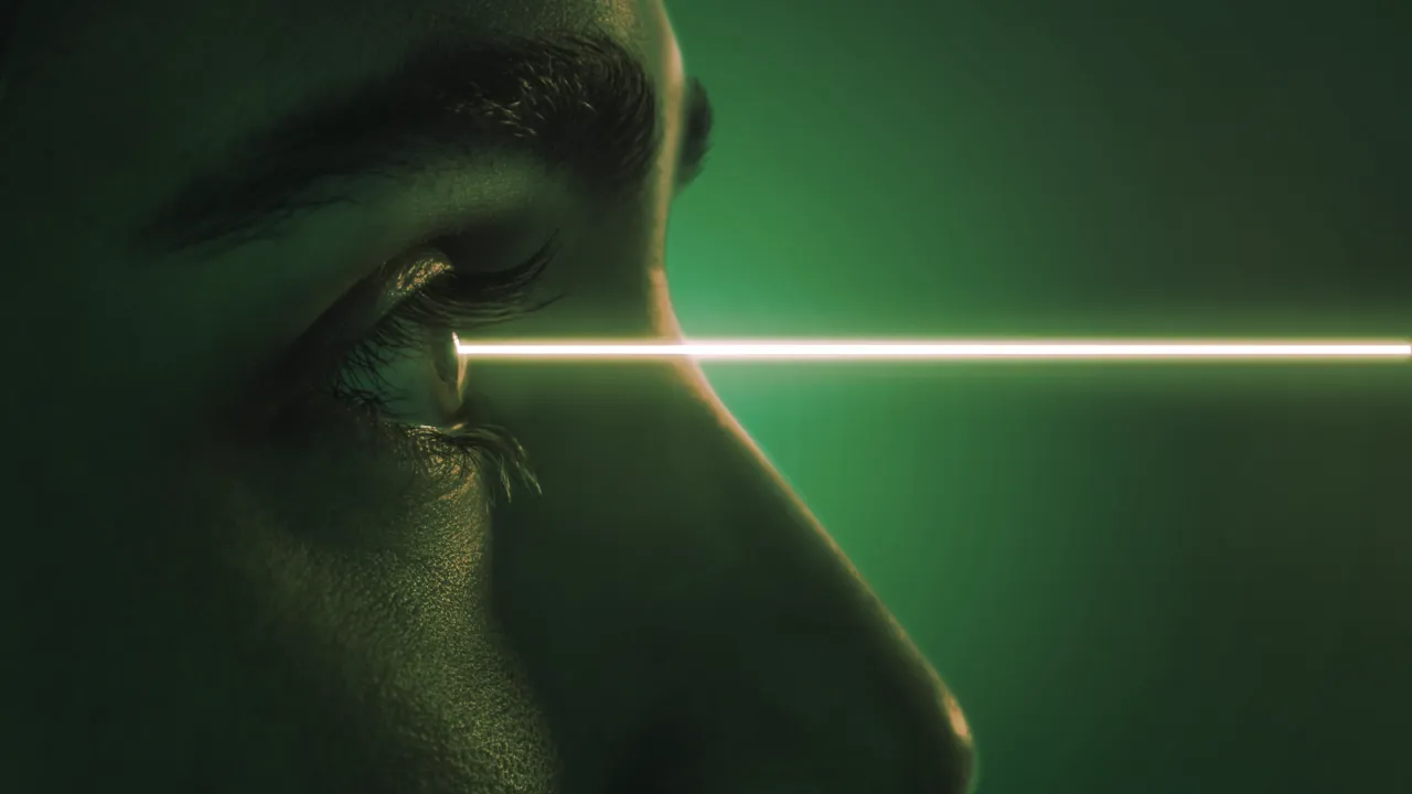 Un ojo de laser en el Bitcoin. Imagen: Shutterstock