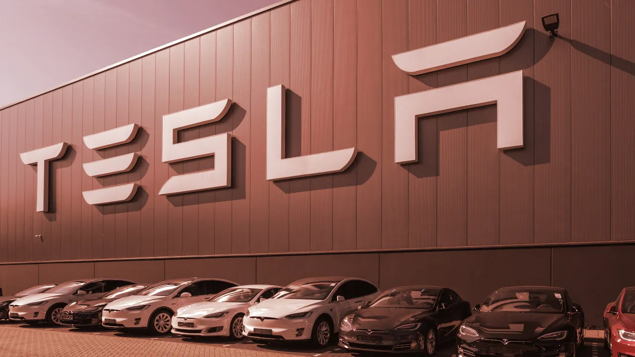 Tesla, de Elon Musk, fabrica coches eléctricos. E invierte en Bitcoin. Imagen: Shutterstock