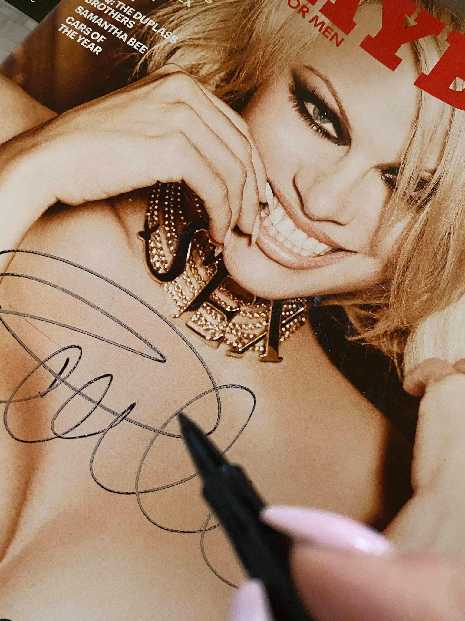Pamela Anderson mostró que había empezado a firmar portadas de PlayBoy