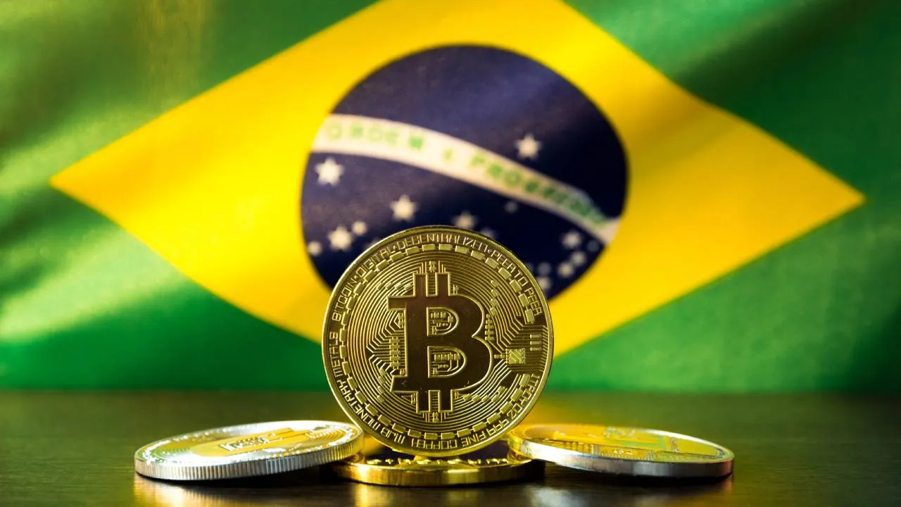 Bitcoins frente a la bandera de Brasil