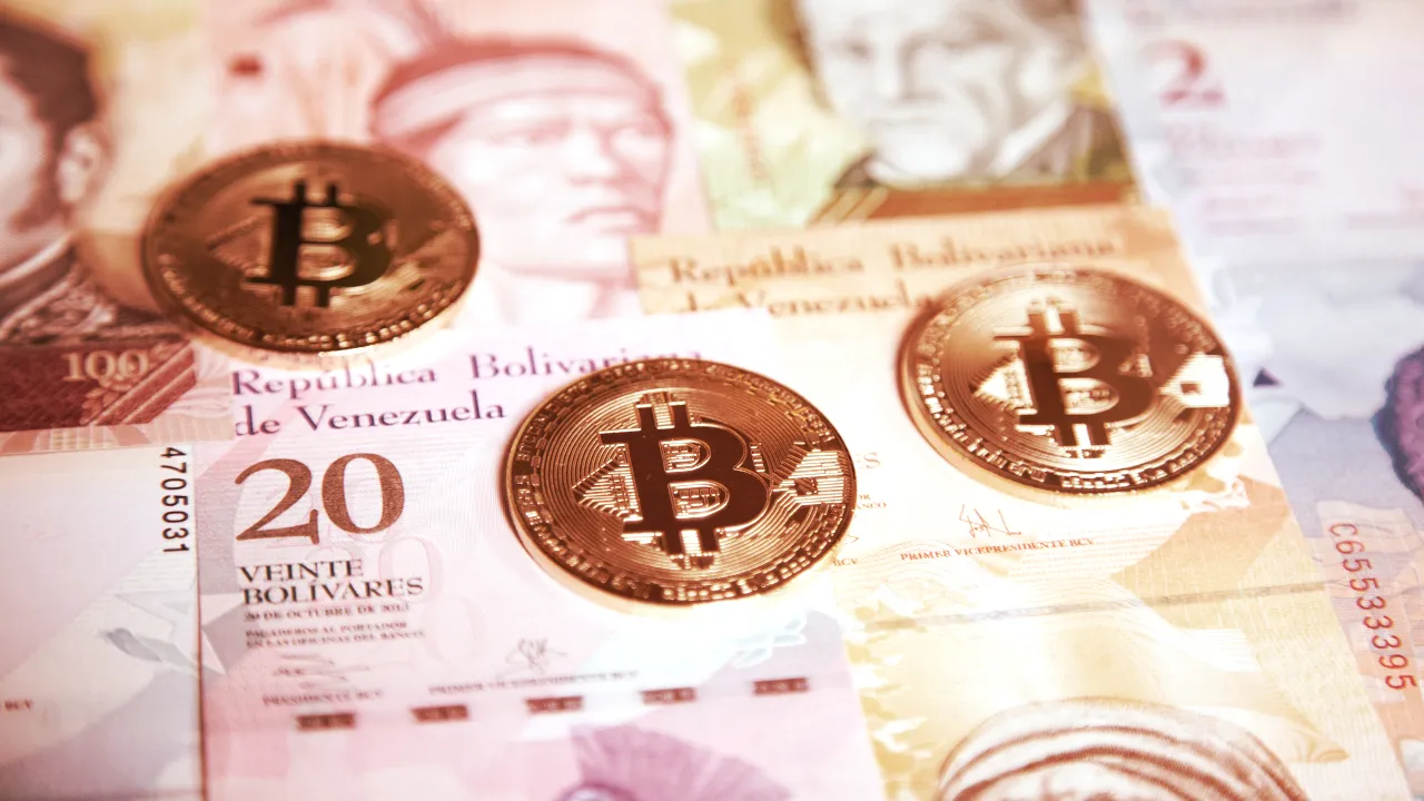 Monedas de Bitcoin sobre Billetes de Venezuela. Imagen: Shutterstock