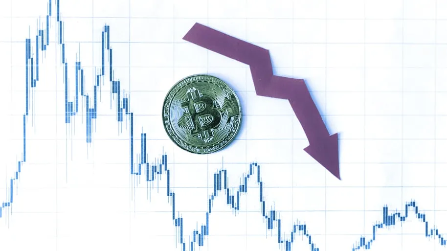Gráfico del precio de Bitcoin a la baja. Imagen: Shutterstock