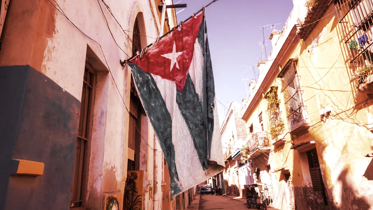 Cuba busca ayuda económica en las criptomonedas. Imagen: Shutterstock