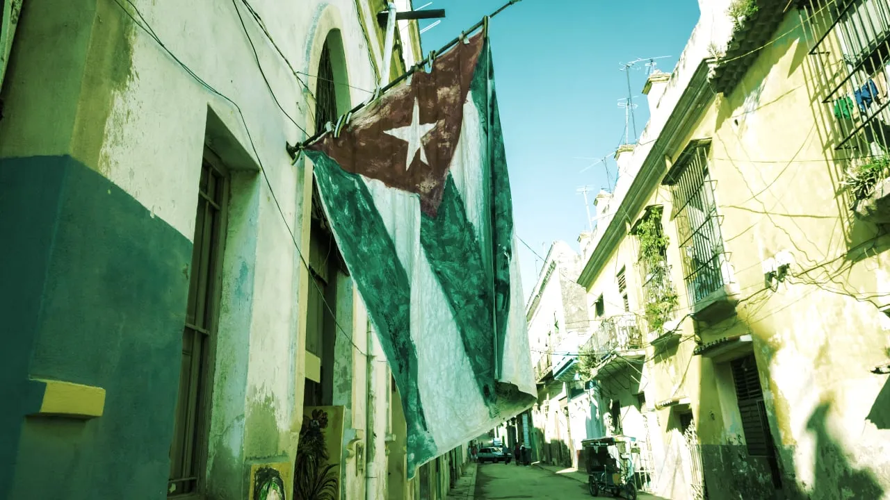 Cuba busca ayuda económica en las criptomonedas. Imagen: Shutterstock