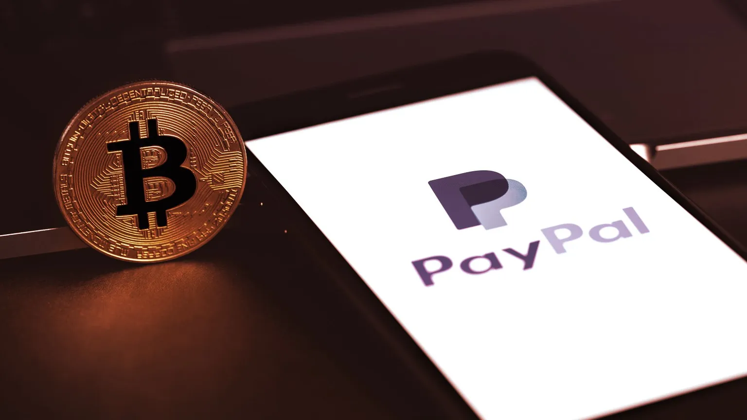 PayPal y Bitcoin. Imagen: Shutterstock