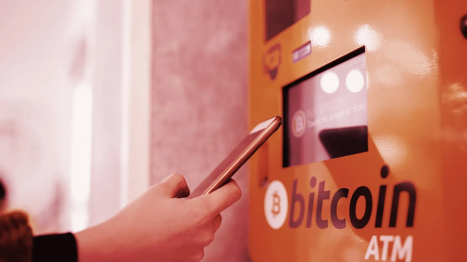 Los cajeros automáticos de Bitcoin permiten a los usuarios comprar y vender Bitcoin a cambio de dinero. Imagen: Shutterstock