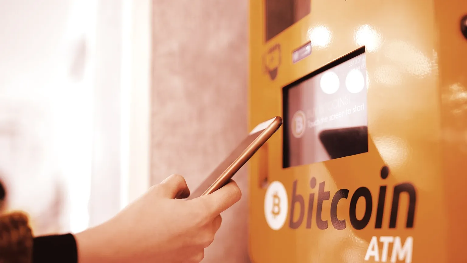 Los cajeros automáticos de Bitcoin permiten a los usuarios comprar y vender Bitcoin a cambio de dinero. Imagen: Shutterstock