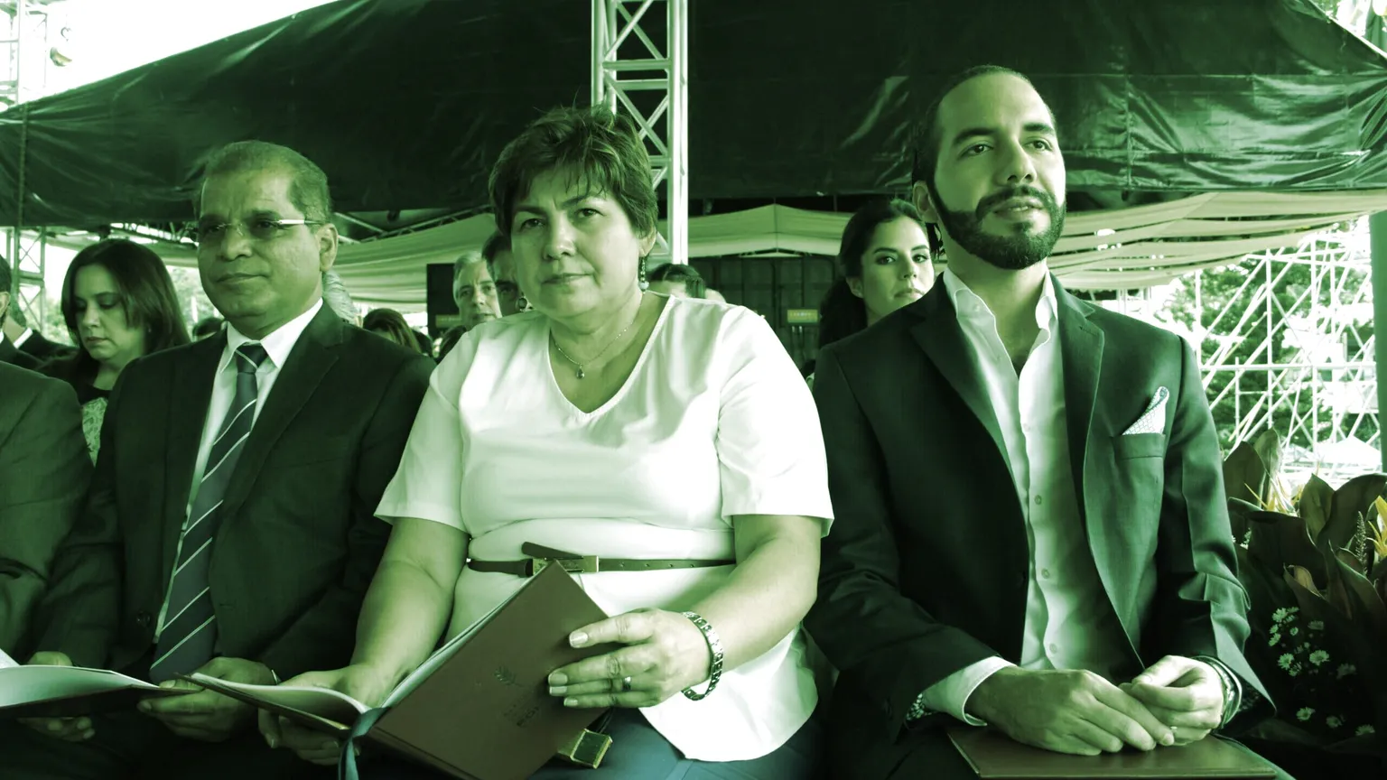 Vice Presidente Oscar Ortiz y su esposa  , los acompaña Nayib Bukele