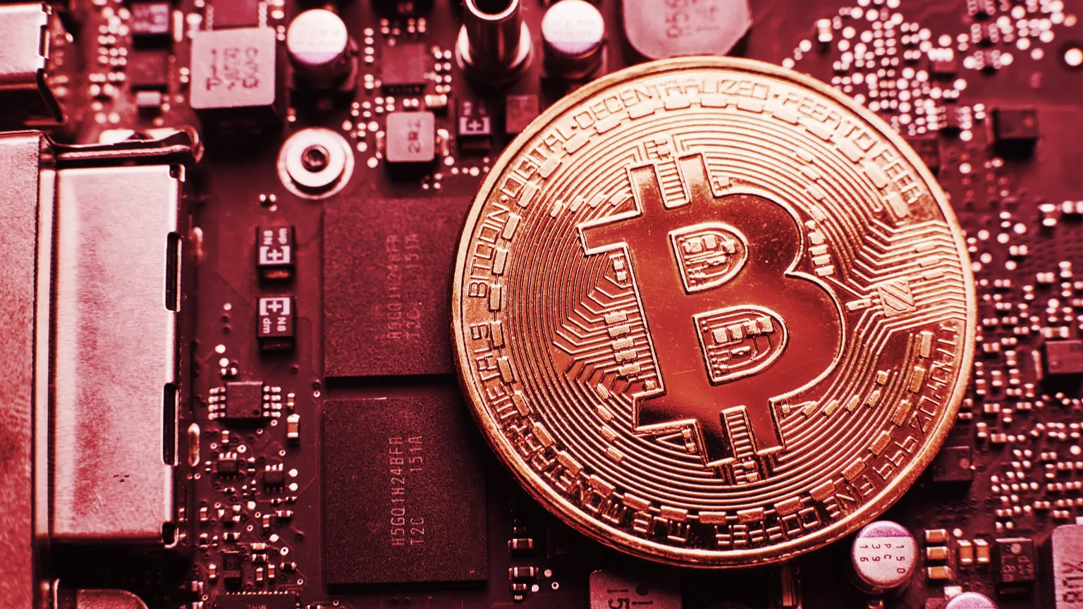 Un Bitcoin colocado encima de una tarjeta gráfica. Imagen: Shutterstock