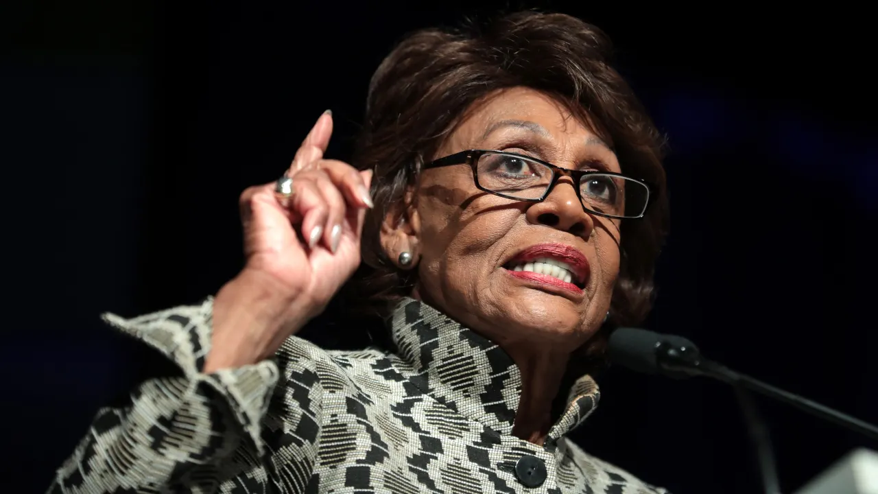 Maxine Waters no es fan de las criptomonedas. Imagen: Shutterstock