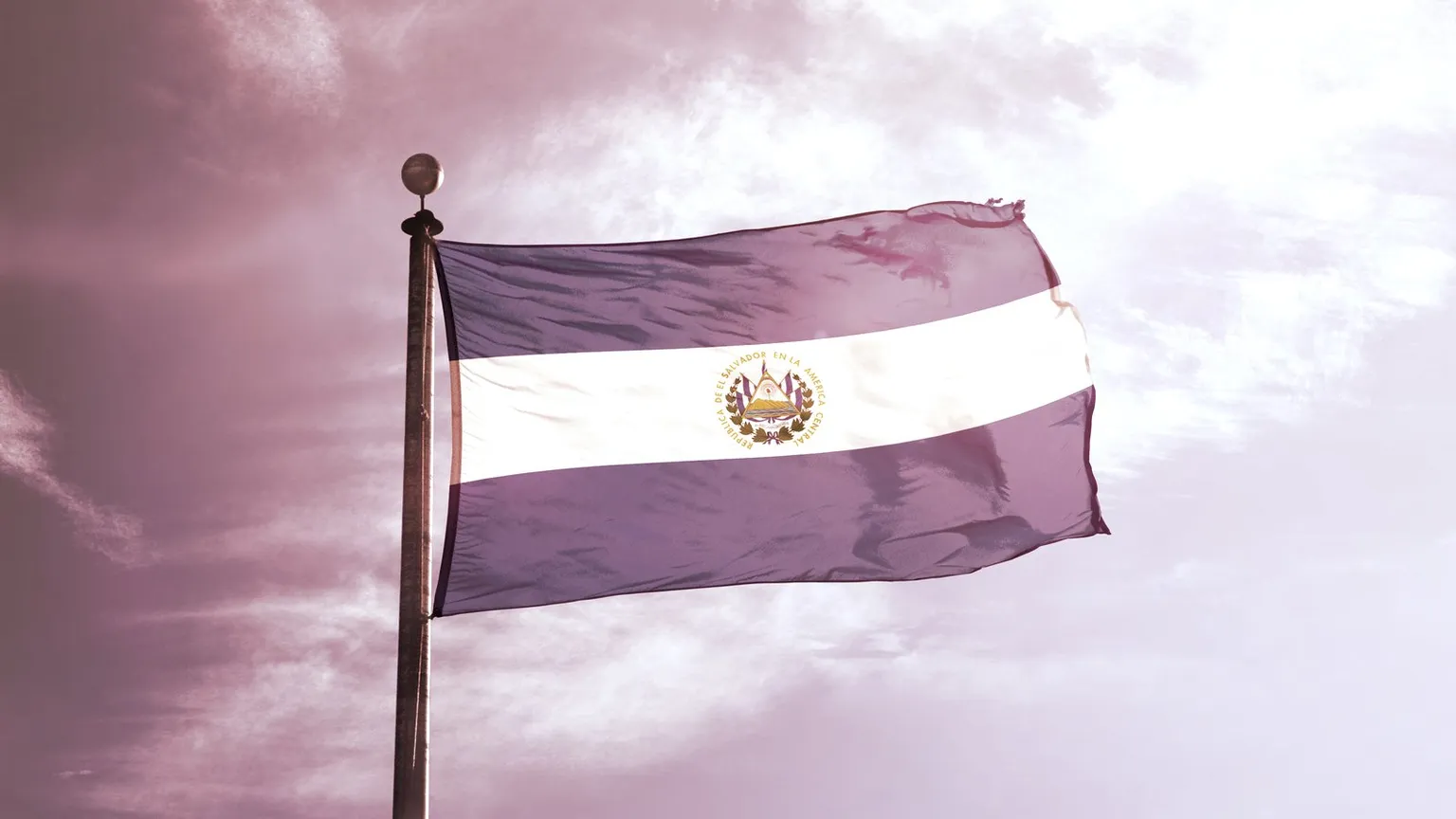 Bandera de El Salvador en el mástil. Imagen: Shutterstock