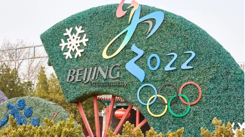Un seto decorativo para celebrar la llegada de los Juegos Olímpicos de Invierno de Beijing