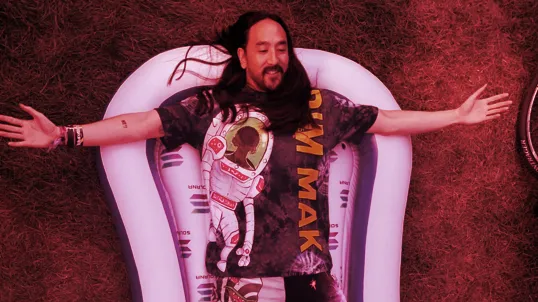 Steve Aoki laying on a Solana-branded pool toy.. Image: Twitter