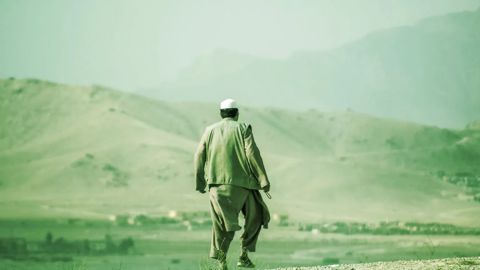 Un hombre afgano caminando cerca de Kabul. Imagen: Shutterstock