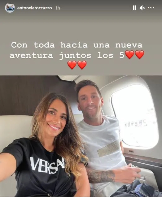 Lionel Messi y Antonela Roccuzzo en el avión hacia París