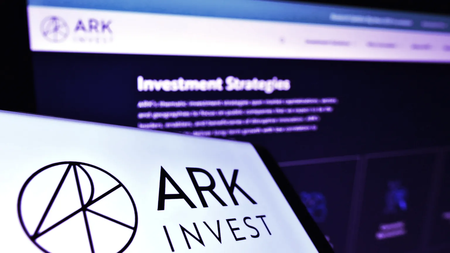 ARK Invest cuenta con numerosos ETFs con exposición a empresas cripto-afines. Imagen: Shutterstock
