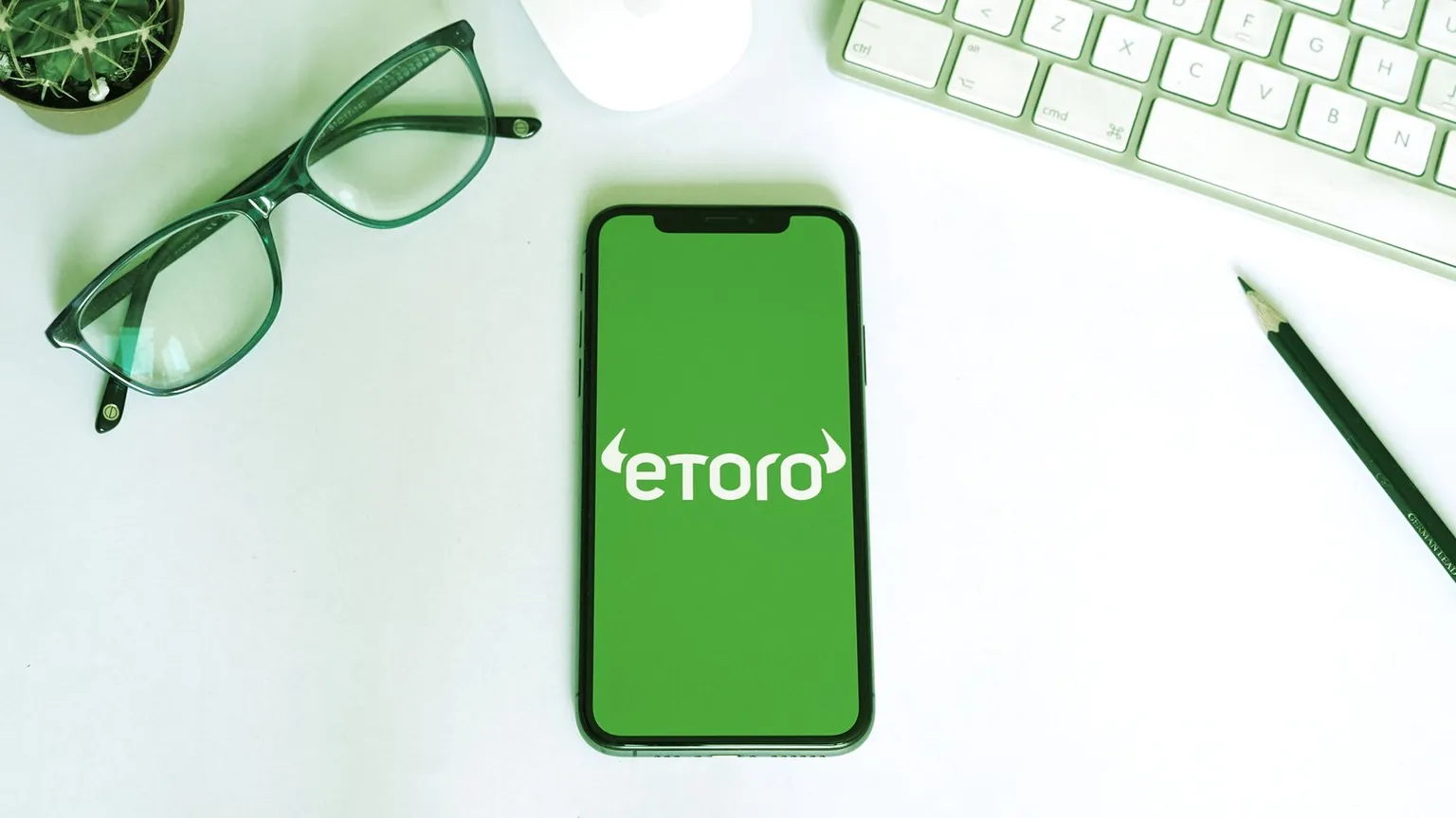 eToro es una plataforma de negociación que permite a los inversores comprar acciones y criptomonedas. Imagen: Shutterstock