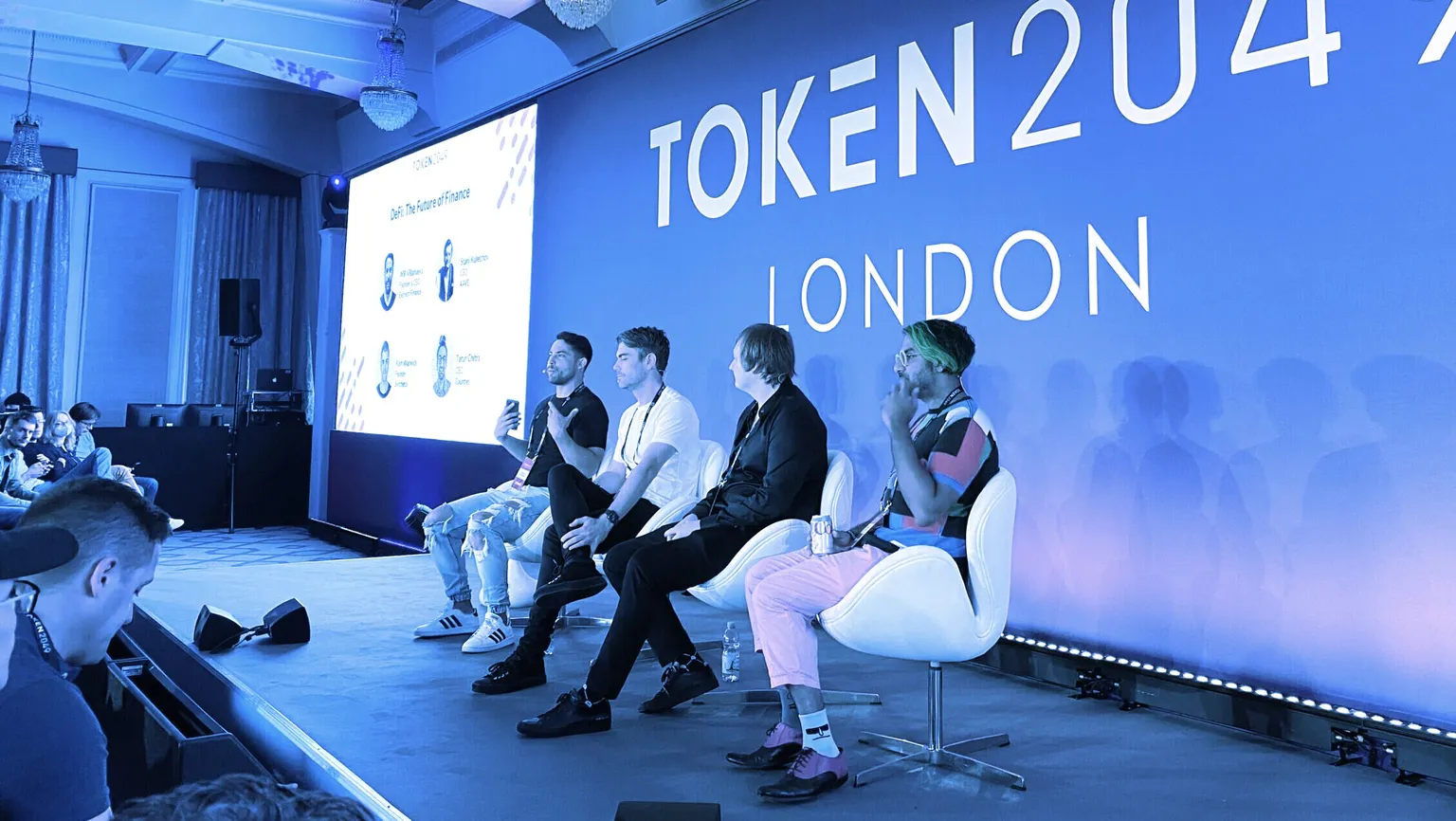 Kain Warwick (segundo por la izquierda) hablando en Token2049. Imagen: Decrypt
