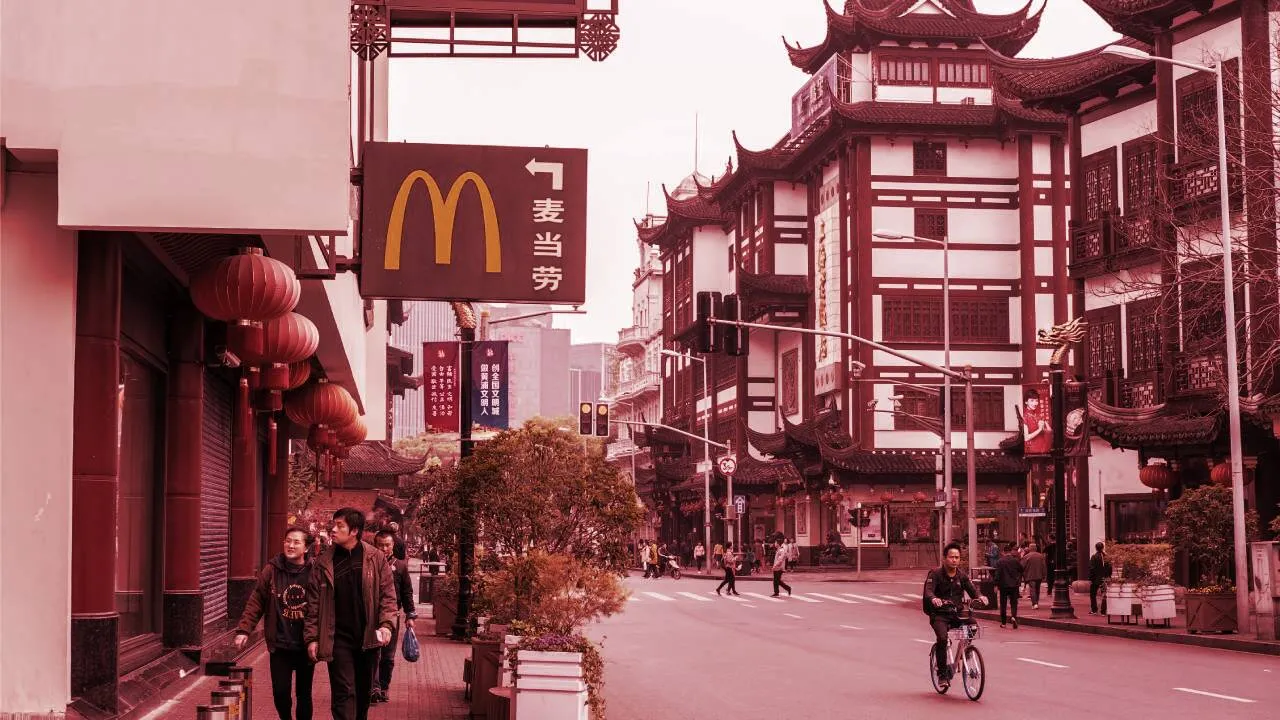 Un cartel de McDonald's en Shanghai, donde la cadena de comida rápida está probando el yuan digital chino. Imagen: Shutterstock