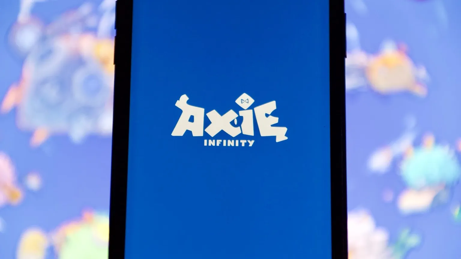 Logotipo de Axie Infinity en un smart phone.